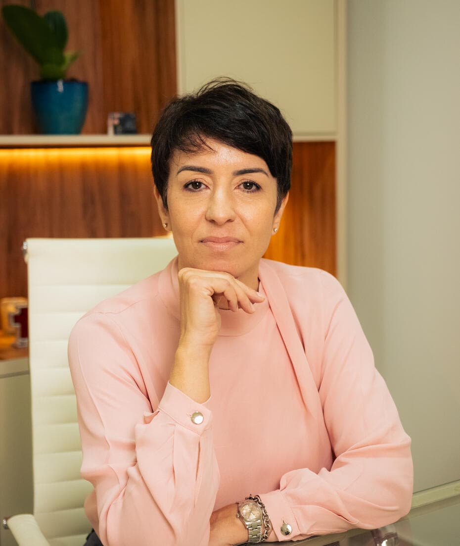Retrato profissional de Carla Fiocchetti no ambiente de atendimento