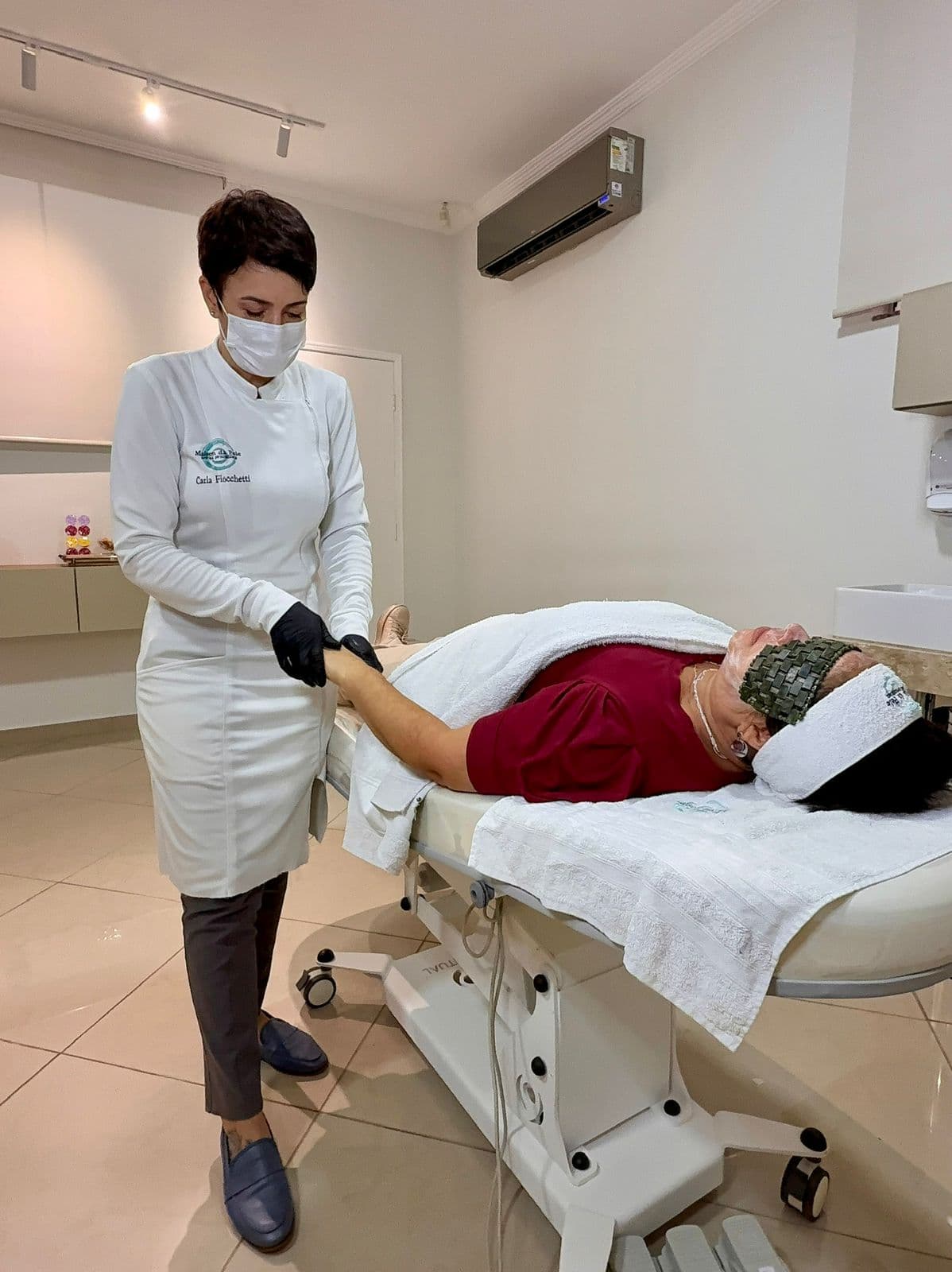 Sala de atendimento preparada para cuidado facial personalizado